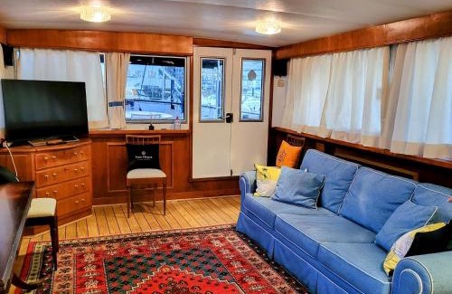 Vigo Boat Rental | Don Maximo Yacht Hotel