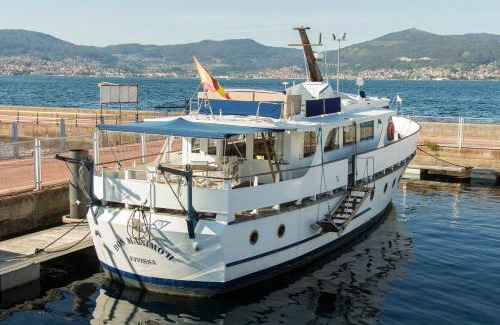 Vigo Boat Rental | Don Maximo Yacht Hotel