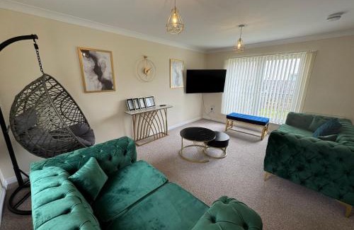 Glenisla House | DONALD'S Townhouse - INVOICE and REDUCED PRICE only via ORION SHORT STAYS DUNDEE, 4 Room, 3 bath, Ring Road Access, Fully Equipped, Free Parking - Freshly Renovated