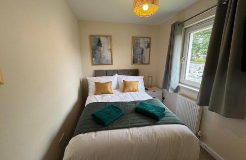 Glenisla House | DONALD'S Townhouse - INVOICE and REDUCED PRICE only via ORION SHORT STAYS DUNDEE, 4 Room, 3 bath, Ring Road Access, Fully Equipped, Free Parking - Freshly Renovated