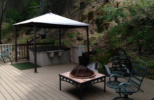 Three Rivers Cabin | Donna's Doll House located 4.5 miles from Sequoia National Park.