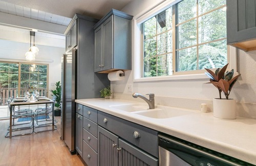Truckee House | Donner Gem by Tahoe Getaways - Beautifully Updated, Hot Tub, Pet Friendly