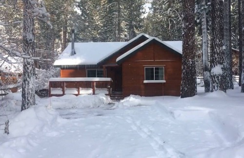 Truckee Cabin | #DonnerBliss⛰HotTub👙FirePit🔥PetFriendly🐶WoodStove🪵