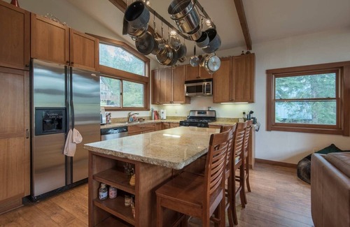 Truckee House | DonnerDayz.com Large + Luxury Home + Salt Water Hot Tub + New Purple Mattresses