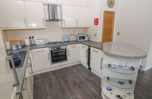 Amroth Cottage | DONO'S LODGE, pet friendly, with a garden in Kilgetty