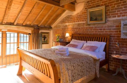 Sudbury House | Dons Barn a Stunning cottage just a walk across the fields to a great pub