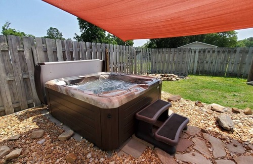 South View House | Doodlebug Cottage ~ Pool + Hot Tub Oasis + Close to I-95