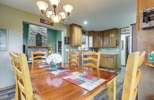 Egg Harbor House | Door County Townhome: Pool Access, 1 Mi to Beach!