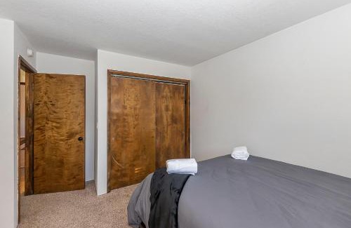 Big Bear House | DoorMat Vacation Rentals - Country Club Cottage