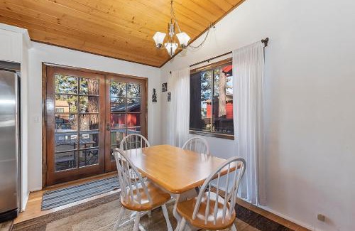 Big Bear House | DoorMat Vacation Rentals - Country Club Cottage