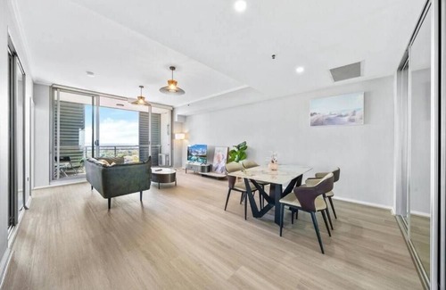 St. Leonards Apartment | Doorstep to Metro & Iconic Harbour Bridge View