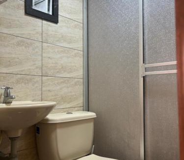 Santa Maria House | Doppelpalmen Zimmer mit Gemeinschaftsbad Nähe Flughafen