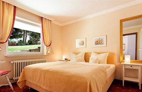 Aschach Apartment | Doppelzimmer mit separatem Wohnteil, Mansarde, Balkon, Bad/WC, Stammhaus
