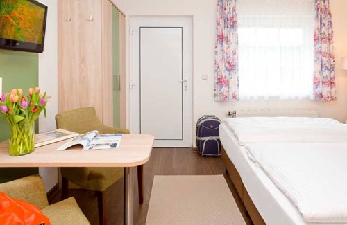 Neuensien Apartment | Doppelzimmer mit Pantryküche - Ferienzimmer und -wohnungen mit Seeblick