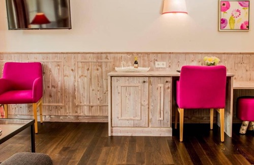Kirchzarten Apartment | Doppelzimmer "Schwarzwald-Pop" mit WC und Dusche
