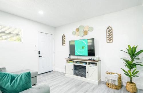 Mount Dora Apartment | Dora's Haven Getaway-Cozy 1Bedroom with Boat or Camper Parking- Free