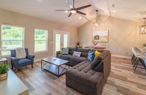 Dothan House | Dothan Getaway for Work or Play!