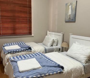 Paarl Apartment | Dottie's charming cottage two bedroom apartment and workspace