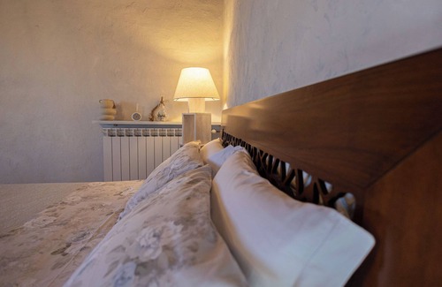 Passignano sul Trasimeno Apartment | Double Room with External Private Bathroom - Celeste