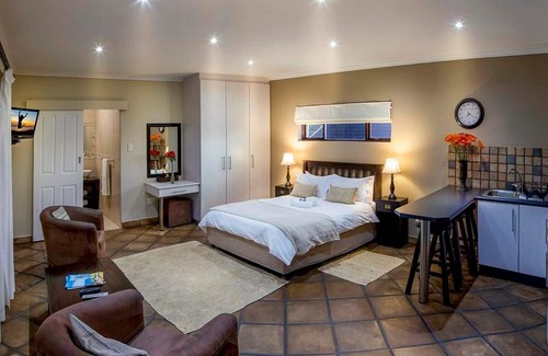 Humewood Bed & Breakfast | Double Bed and Sleeper Couch, Luxury Room, business travel, near Port Elizabeth