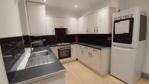 Eccles House | Double-Bedroom in the Heart of Eccles Manchester Perfect for Short Stays BH3