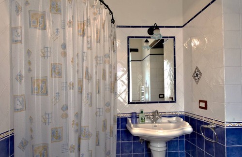 Uncinano House | DOUBLE BEDROOM WITH BATHROOM AND BALCONY