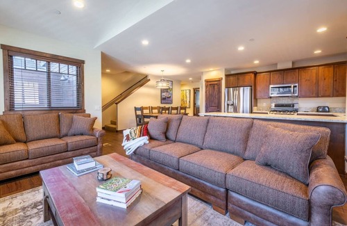 Mammoth Lakes House | "Double Black♦️♦️" - Ultimate Slopeside Living & Views: Private Hottub/Garage