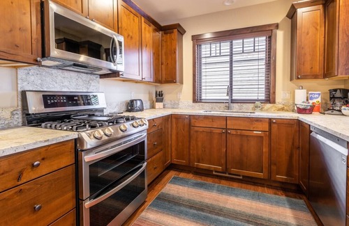 Mammoth Lakes House | "Double Black♦️♦️" - Ultimate Slopeside Living & Views: Private Hottub/Garage