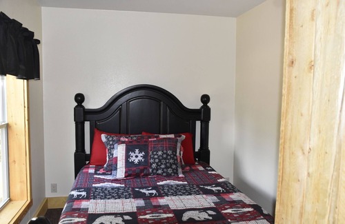 South Fork Cabin | Double cabin with mountain views- Sunset/Sunrise Cabin