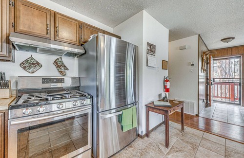 Ruidoso Downs Cabin | 'Double D Cabin' w/Deck, 4 Mi to Grindstone Lake!