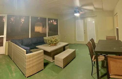Fellowship House | Double King beds Oasis Getaway close to WEC