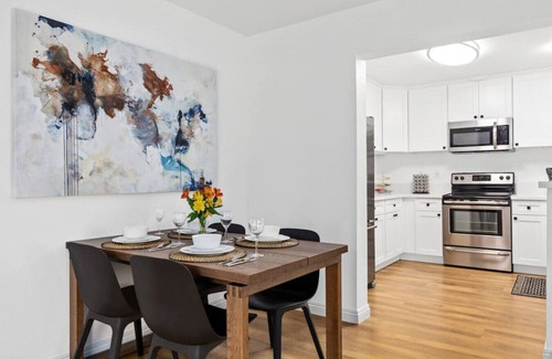Alamitos Beach Apartment | Double King Suite with Patio Dining and Parking