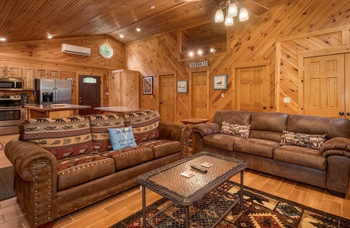 Oakland House | Double Martini | 5 Minutes to Activities + Shops