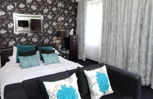 Longford House | Double or Twin-Premium-Ensuite with Bath-Park view-Room 6