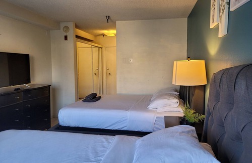 Pico - Robertson Apartment | Double Queen Bed Unit with AC and WiFi in Beverly Hills