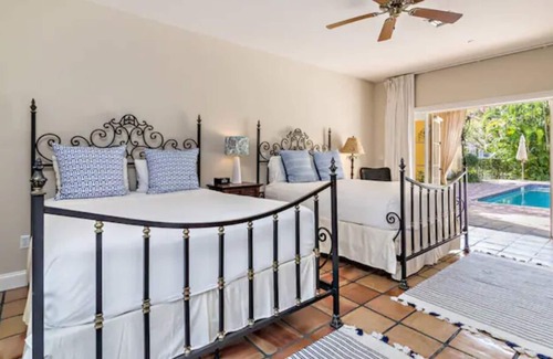 Flamingo Parks House | Double Queen Room in Charming Inn