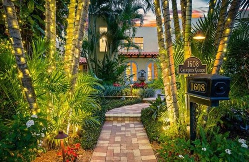 Flamingo Parks House | Double Queen Room in Charming Inn