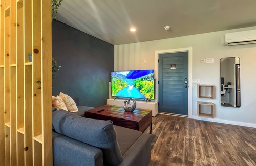 El Centro Apartment | Double Queen Studio, Full Kitchen, 75" 4KTV, W/D, workspace, Early check-in
