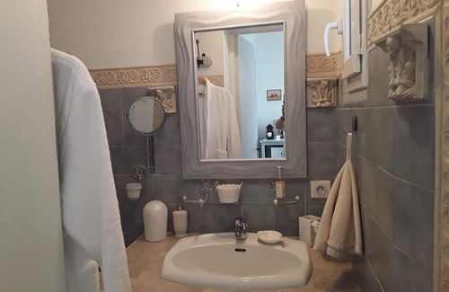 Montlouis-sur-Loire House | Double room-Luxury-Ensuite with Shower-Garden view