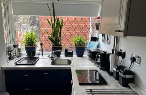 Great Barr House | Double Room- 1 Person -in Great Barr Near M5 - M6 - Parking - TV Bed-Garden