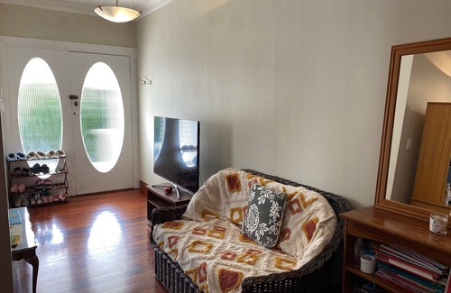 Wellington House | Double room 10 minutes drive to central station with free off-road parking.