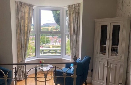 Llangollen Apartment | Double room-Ensuite with Shower-Landmark view