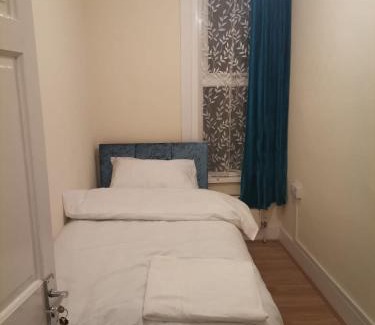 Goodmayes House | Double Room near London Seven Kings Train Station