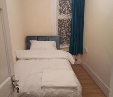 Goodmayes House | Double Room near London Seven Kings Train Station