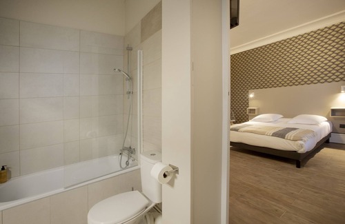 Bron House | Double room-Premium-Ensuite with Shower-Garden view