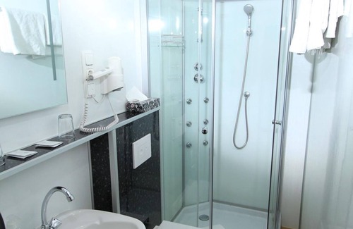 Wasserliesch House | Double room shower/WC - Cat. STANDARD - Waldhotel Albachmühle