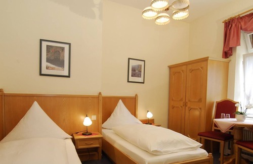 Saarburg House | Double Room Shower / WC - Hotel-Restaurant Wirtshaus Zum Pferdemarkt