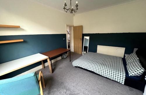 Manchester House | Double Room - Town & University nearby, 24h Bus, Airport-linked