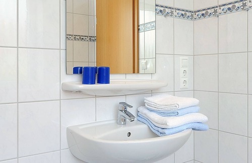 Neuharlingersiel Cottage | Double room with balcony or terrace - Double room in the Hotel-Pension