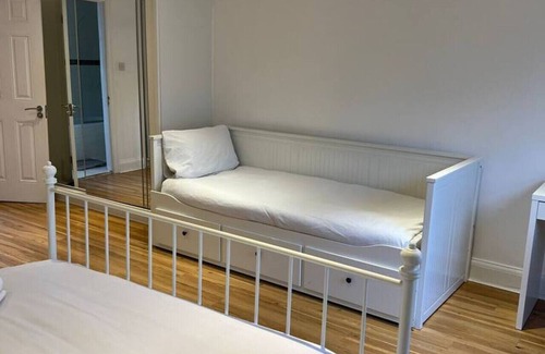 West Ham House | Double room with Sofa bed